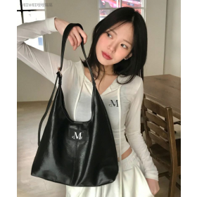 ＜單入免運＞韓國代購 MUCENT Crescent 月牙肩背包
